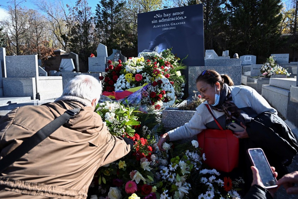 Varias mujeres colocan flores en la tumba de la escritora Almudena Grandes fallecida el pasado sábado, durante su funeral este lunes en el Cementerio Civil de Madrid.