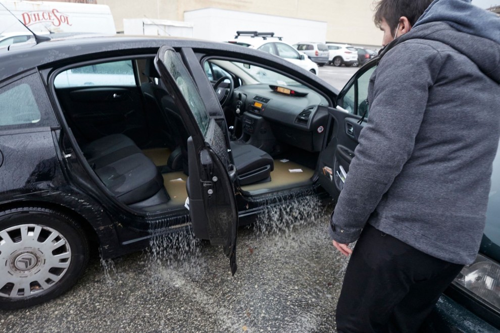 10/12/21. Un coche inundado en su interior en Burlada (Pamplona).