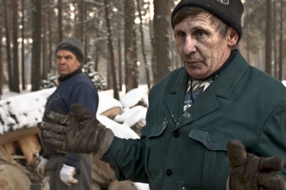 Dos leñadores bielorusos, antiguos empleados de la central, cortaban leña en vísperas del cierre de la central nuclear de Visaginas.