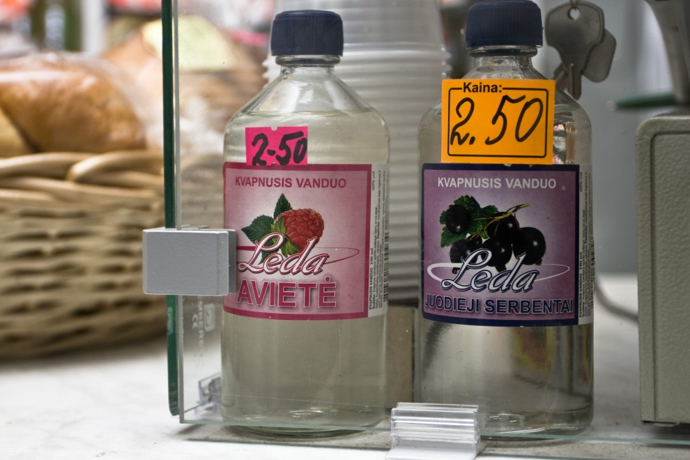 Ambientador  vendido por unos pocos céntimos de euro en una licorería local de Visaginas. Más barato que el vodka.