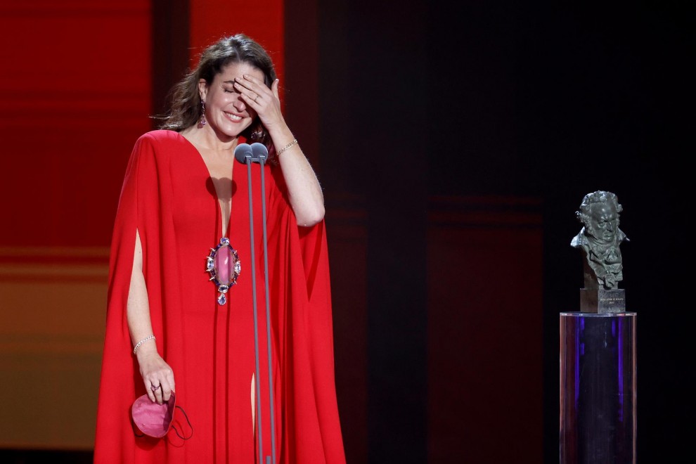 La actriz Nora Navas recibe el Goya a Mejor Actriz de Reparto, por su trabajo en 'Libertad', durante la gala de la 36 edición de los Premios Goya que tiene lugar este sábado en el Palau de les Arts de Valencia. EFE/kai forsterling