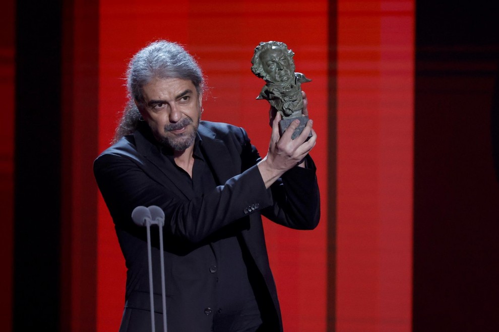 El realizador y guionista Fernando León de Aranoa tras recibir el Goya a 'Mejor guión original' por su trabajo 'El buen patrón' durante la 36 edición de los Premios Goya que tiene lugar este sábado en el Palau de les Arts de Valencia. EFE/kai forsterling.