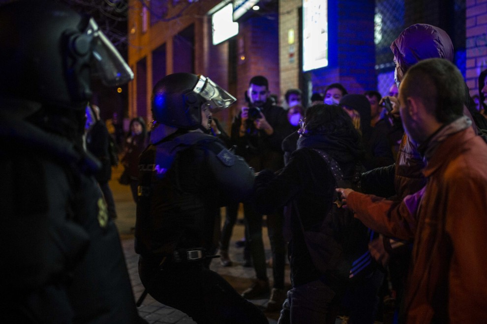 Policías antidisturbios empujan a los activistas concentrados para suspender el desahucio del este matrimonio octogenario en el barrio de Carabanchel, Madrid.