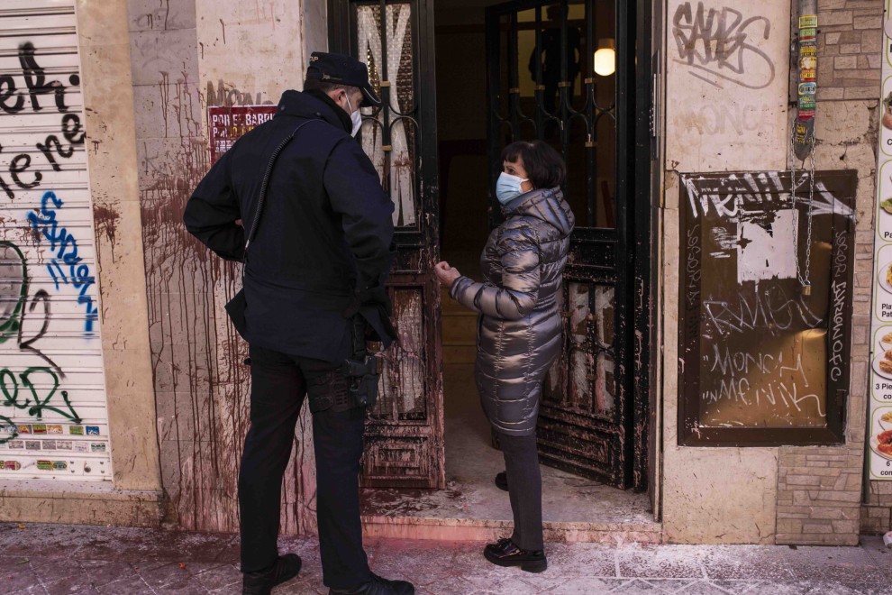 Una vecina del matrimonio desahuciado, en la puerta del edificio en el que vivieron más de 50 años en la Vía Carpetana de Madrid.