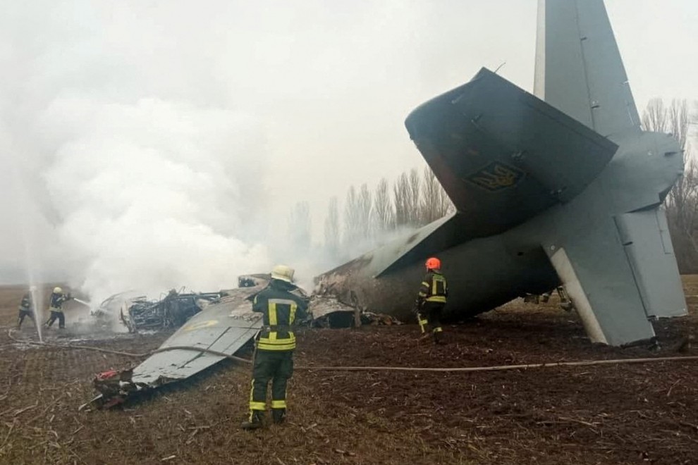 Un avión militar ucraniano se estrelló este jueves en los alrededores de Kiev. Al menos cinco personas han muerto en el siniestro, confirman las autoridades ucranianas, sin que por el momento se hayan esclarecido las causas del suceso.