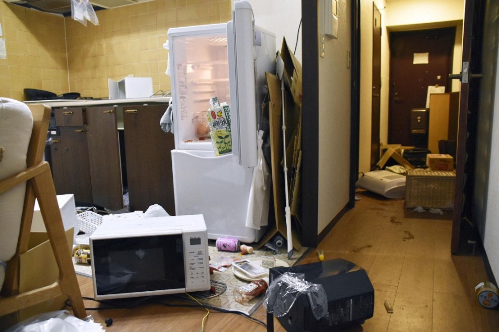 Mobiliario y electrodomésticos quedan esparcidos por un terremoto en un apartamento de Fukushima.