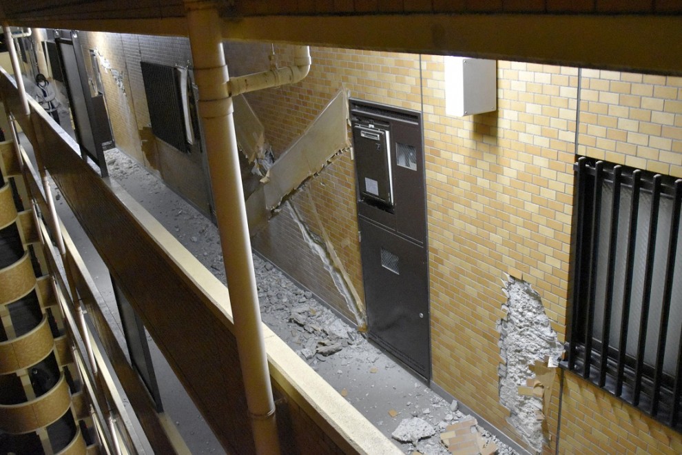 La pared de un edificio de condominios se ve parcialmente colapsada después de un terremoto en Fukushima, Japón.
