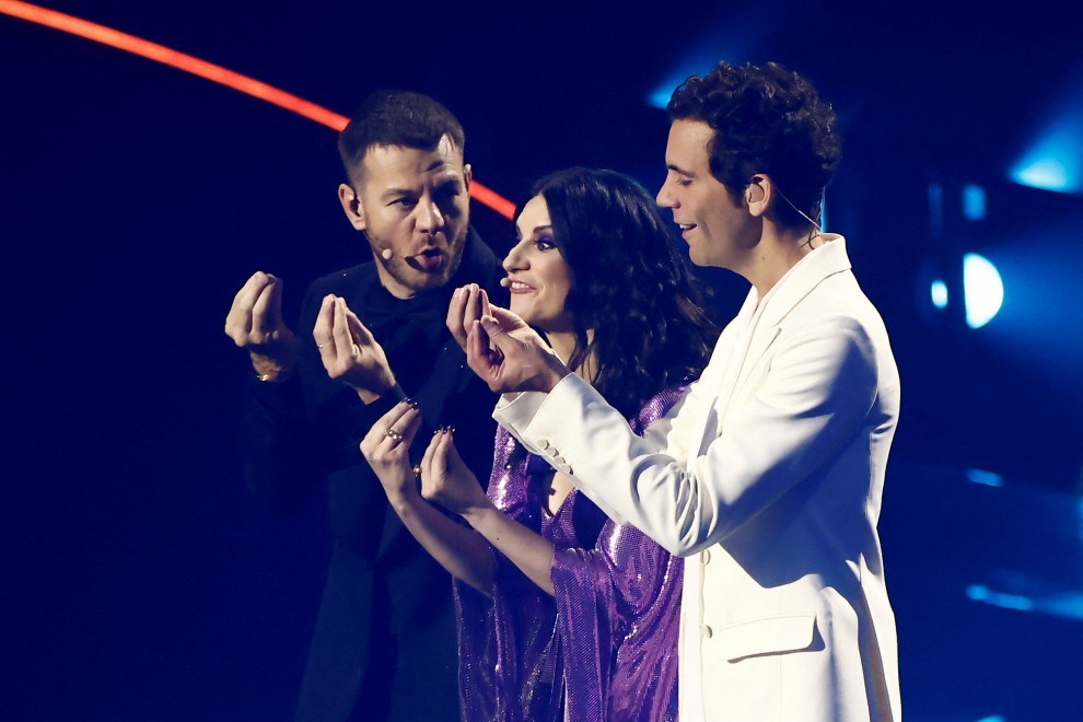 Los anfitriones Alessandro Cattelan, Laura Pausini y Mika gesticulan durante la final del Festival de la Canción de Eurovisión 2022