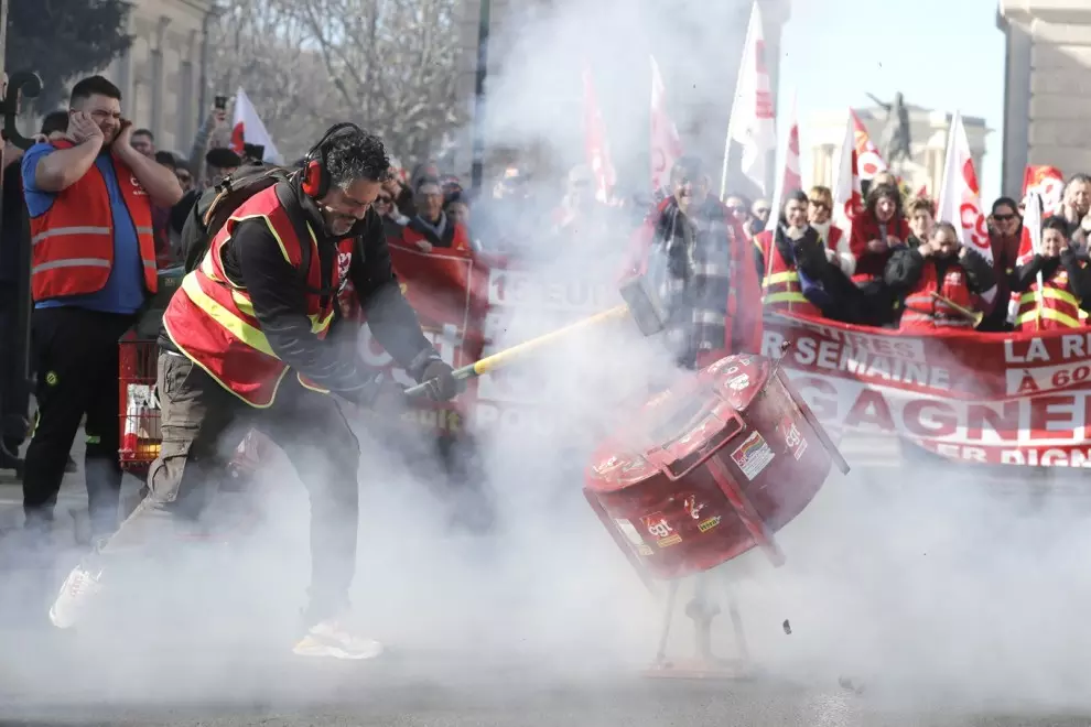 Un manifestante golpea un bote para hacer ruido duarnte una manifestación contra la reforma del sistema de pensiones planificada por el Gobierno francés, en Montpellier, Francia, a 31 de enero de 2023.