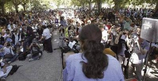 Pablo Iglesias se dirige a los asistentes a la asamblea estatal de Podemos.EFE