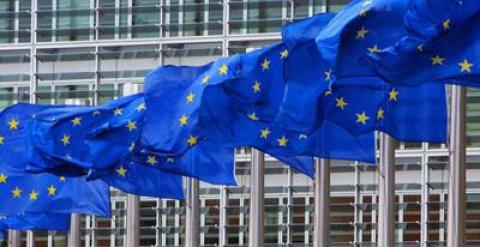 Banderas de la UE, delante de la sede de la Comisión Europea, en Bruselas.