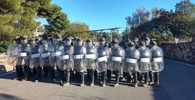 Soldados del Regimiento Lusitania nº8, de la Brigada de Caballería 'Castillejos' II, practicando con material antidisturbios para control de masas.