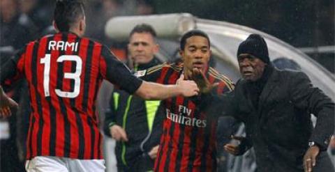 Seedorf habla con Robinho y Rami, en uno de los últimos partidos del Milan. REUTERS/Alessandro Garofalo