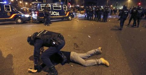 EFEUn agente detiene a un manifestante tras los disturbios del 22-M, en el centro de Madrid. EFE