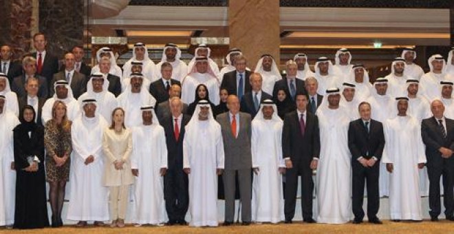 La foto de familia del encuentro empresarial hispano-emiratí en Abu Dabi, donde Don Juan Carlos agradeció a Emiratos Árabes que mantenga su confianza en una asociación estratégica duradera con España. EFE