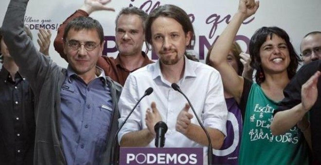 Pablo Iglesias, Juan Carlos Monedero y otros miembros de Podemos celebran los cinco escaños obtenidos en las elecciones europeas del domingo(25 de mayo de 2014). EFE.