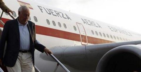 El ministro de Exteriores, José Manuel García-Margallo, desembarca a su llegada a la isla indonesia de Bali en el averiado Airbus 310 de la Fuerza Aérea española. /
