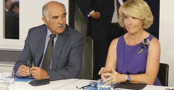 La presidenta del PP de Madrid, Esperanza Aguirre (d), y el presidente de Murcia, Alberto Garre, durante la reunión del Comité Ejecutivo del PP que se celebrÓ este lunes en Madrid. EFE