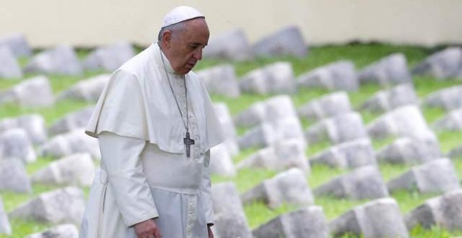 El Papa Francisco, durante la ofrenda floral que realizó en su visita al cementerio militar de Fogliano Rediplugia (Italia)para recordar a los caídos en la Primera Guerra Mundial. REUTERS