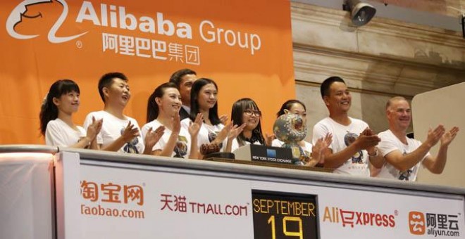Un grupo de trabajadores y de clientes de Alibaba, en el balcón de la bolsa de Nueva York, en el comienzo de cotización de la compañía china.