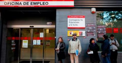 Decenas de parados esperan la apertura de la Oficina del INEM para realizar sus gestiones. PUBLICO