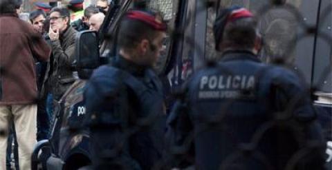 Dos mossos vigilan una concentración en Barcelona - PÚBLICO / ARNAU BACH