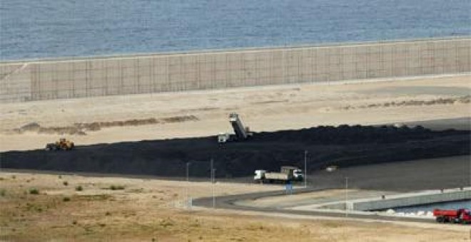 Carbón colombiano acumulado en el puerto gijonés de El Musel.JUAN PLAZA / LNE