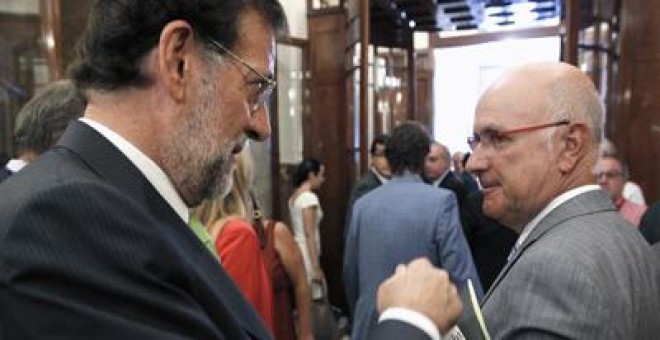 Mariano Rajoy y Josep Antoni Duran i Lleida, conversan en los pasillos del Congreso en una fotografía de archivo.EFE/Emilio Naranjo