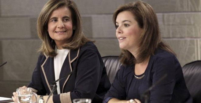 La ministra de Empleo, Fátima Bañez, y la vicepresidenta Soraya Sáenz de Santamaría, durante la rueda de prensa de este viernes tras la reunión del Consejo de Ministros.