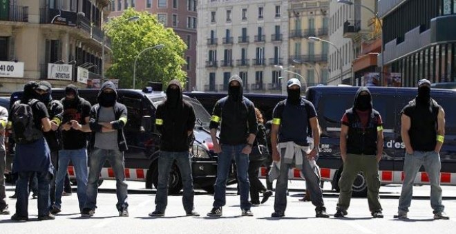 Agentes de paisano de los Mossos durante la cumbre del BCE.