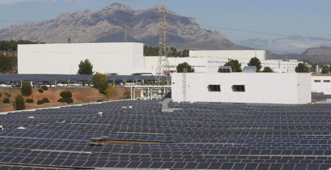 Vista de las placas solares instaladas en los tejados de los talleres de la empresa Seat en sus instalaciones de Martorell (Barcelona)