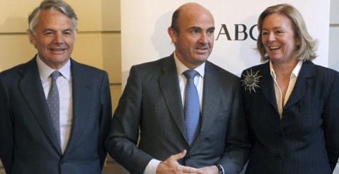 El ministro de Economía, Luis de Guindos,  con la presidenta del ABC, Catalina Luca de Tena, y el presidente de la Mutua Madrileña, Ignacio Garralda, antes del almuerzo informativo.