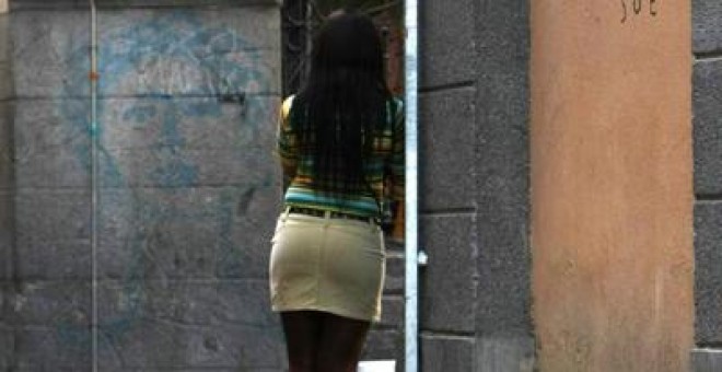 Mujer nigeriana ejerciendo la prostitución en la calle.