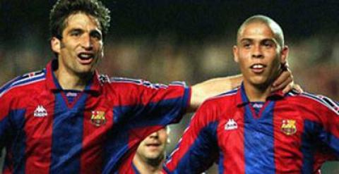 Pizzi, junto a Ronaldo en un partido del Barcelona.