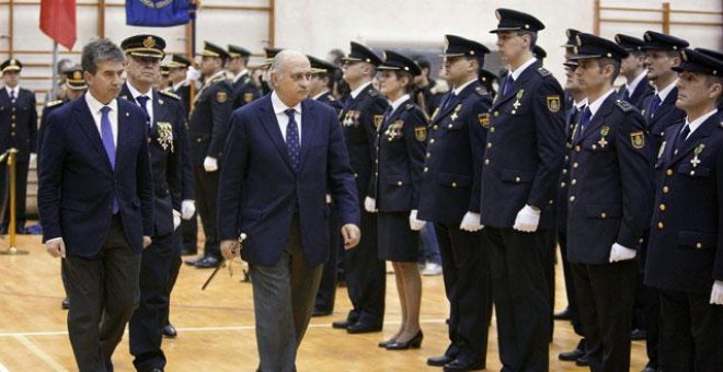 Fernández Díaz, acompañado por el director general de la Policía, Ignacio Cosidó, preside la jura de la XXII promoción de oficiales de la Policía Nacional, en Ávila.