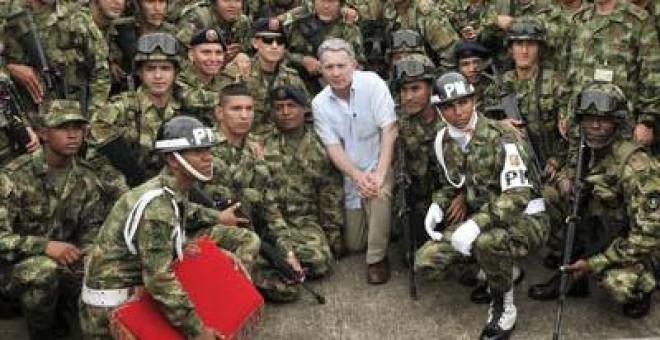 Uribe posa, esta semana, con integrantes de la Fuerza Especial Omega del Fuerte Larandia, en la zona rural de Florencia del departamento de Caquetá.presidencia / afp