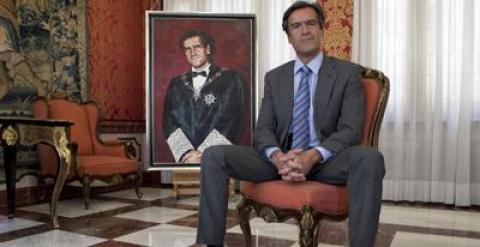 Fernando Lopez Aguilar ex Ministro de Justicia posa frente a su autoretrato. PUBLICO Reyes Sedano