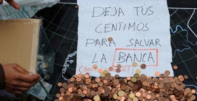 'Salvar a la banca'Los acampados en la Plaza Mayor de Gijón hicieron ayer una colecta simbólica para 'salvar a los bancos', a los que identifican como culpables de la crisis.