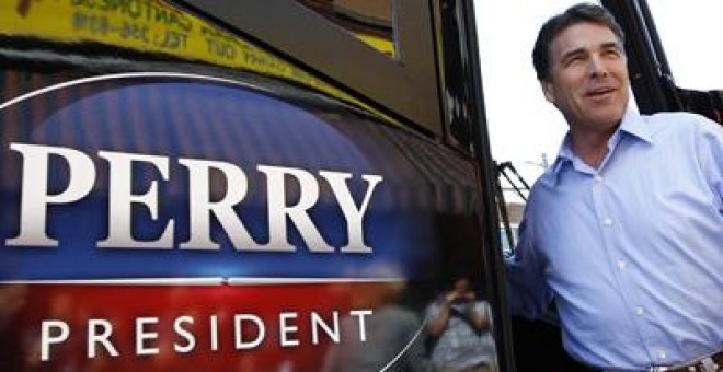 Rick Perry se baja en Iowa City de su autobús de campaña, con el que ha emulado a Obama recorriendo el Medio Oeste.-