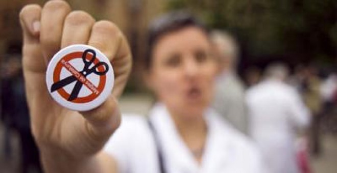 Una empleada de la sanidad pública catalana, en una protesta convocada en abril por Metges de Catalunya contra los recortes sanitarios - José Colón