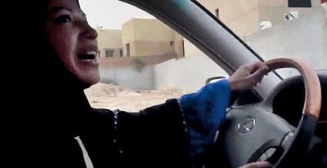 Una mujer desafía las prohibiciones de la monarquía de Arabia Saudí al conducir en junio su vehículo en Riad. -