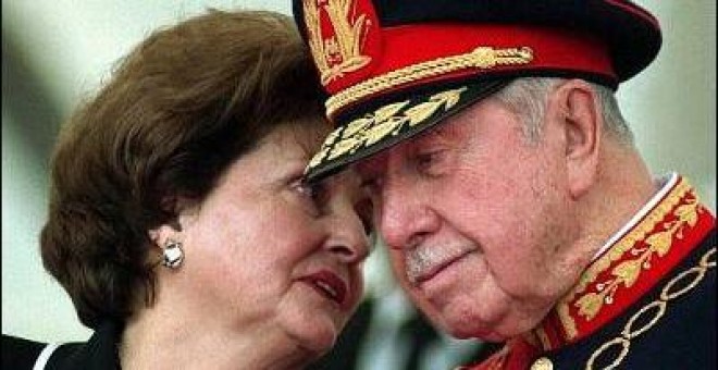Augusto Pinochet y Lucía Hiriart durante la ceremonia de entrega de mando del ejército chileno, el 10 de marzo de 1998.