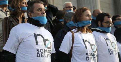 Los representantes de varias plataformas ciudadanas en una concentración para protestar por la ley 'mordaza', el proyecto de ley de seguridad ciudadana.- EFE