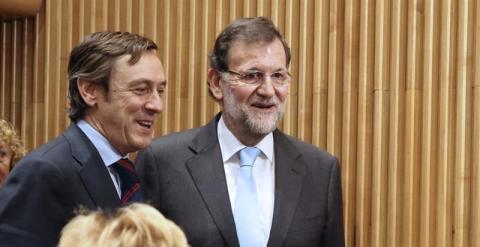 El jefe del Gobierno, Mariano Rajoy, y el diputado Rafael Hernando, tras se nombrado nuevo portavoz del PP en el Congreso. EFE/  J.J.Guillen