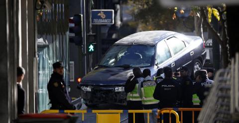 Los policías retiran el vehículo del vestíbulo de la sede nacional del PP en Madrid. REUTERS/Juan Medina