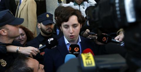 Francisco Nicolás Gómez Iglesias, conocido como el 'pequeño Nicolás',realiza declaraciones a los periodistas tras comparecer  en los juzgados madrileños de Plaza de Castilla. EFE