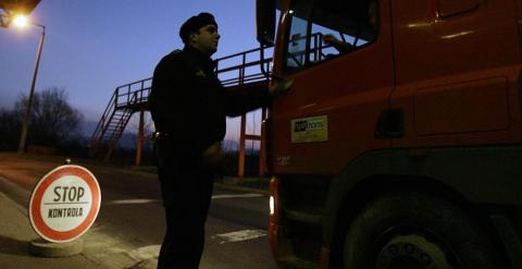 Un guardia fronterizo en un control en Bulgaria. - AFP