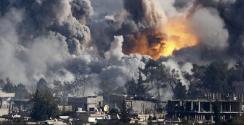 Imágenes de los bombardeos en la ciudad siria de Kobani, junto a la frontera turca, atacada por los militantes del Ejército Islámico. REUTERS/Kai Pfaffenbach