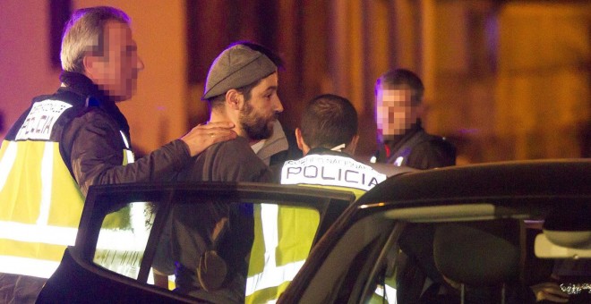 El detenido por empotrar su coche con explosivos contra la sede nacional del PP, en la calle Génova de Madrid, Daniel Pérez B., de 37 años, es trasladado por agentes de la policía hasta su casa en Bronchales (Teruel), donde está previsto que se haga un re