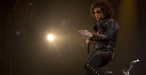 El cantante Enrique Bunbury durante el concierto ofrecido esta noche en el Palacio de los Deportes, en Madrid, /EFE